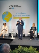 Al centro l'on. Gianni Letta che presiede ...Lingua, Identità, Futuro